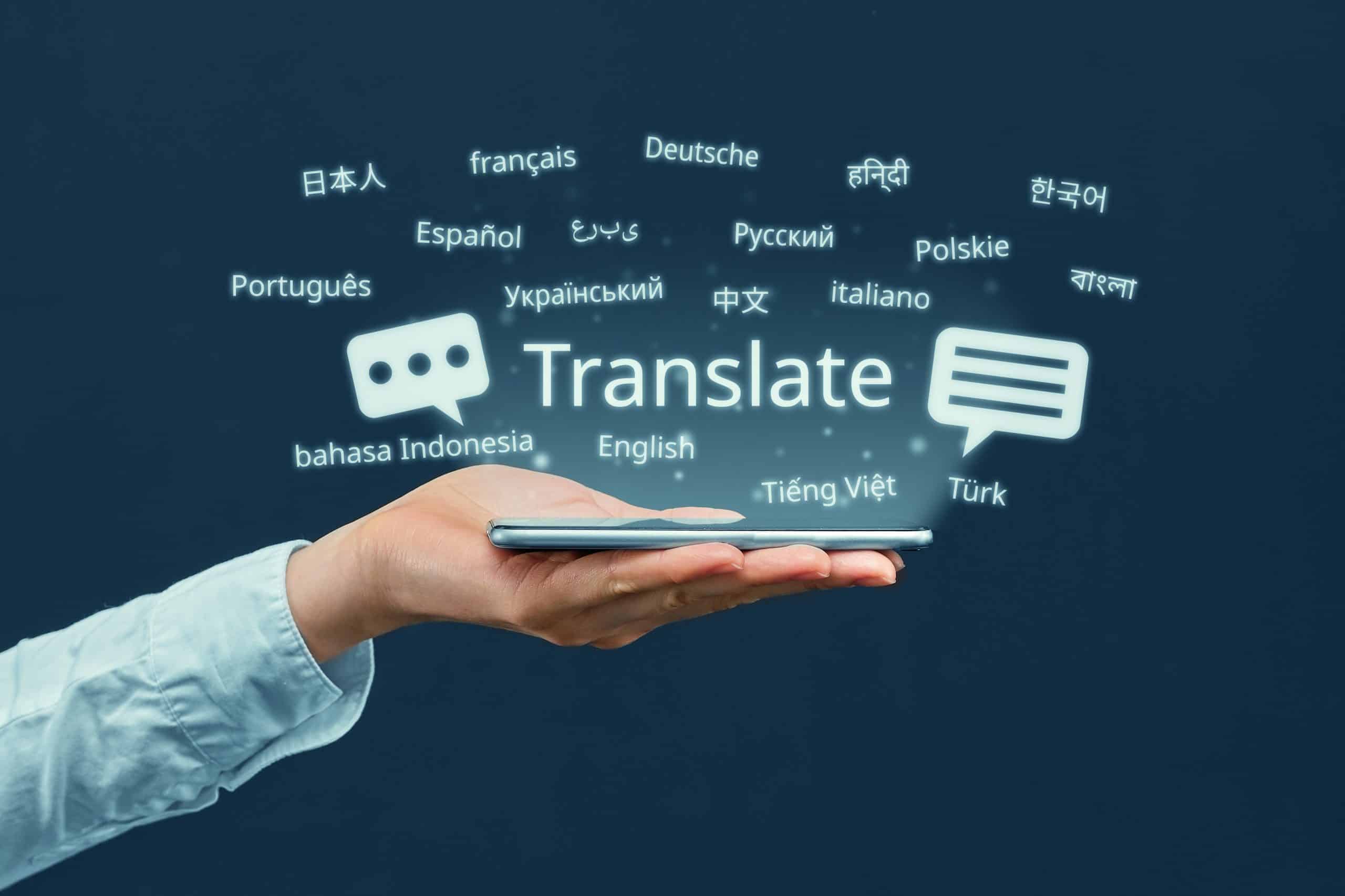 Mano che tiene uno smartphone con la parola “Translate” e più lingue visualizzate sopra lo schermo.